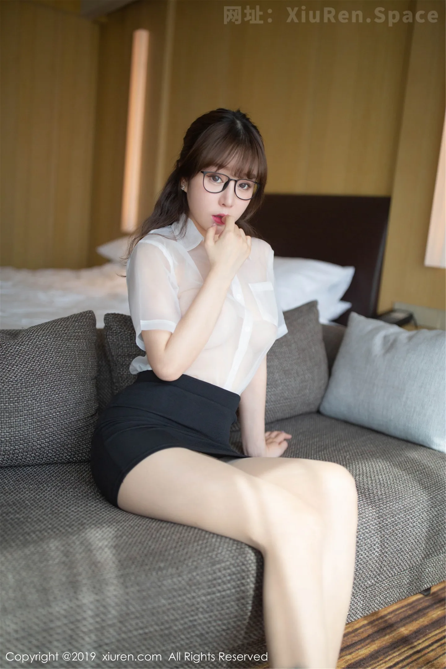 图片[2]-[XiuRen秀人网]VOL.1498 女神王雨纯越南旅拍私房薄纱衬衣配无内肉丝裤袜惹火诱惑写真51P-秀人网官方网站